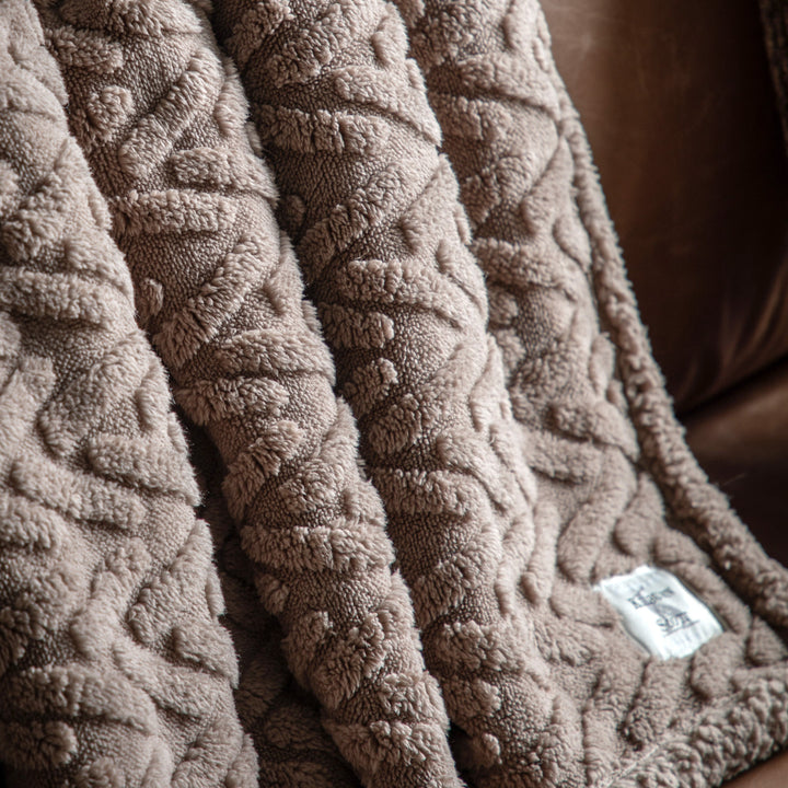 GABLE CHUNKY SHERPA THROW